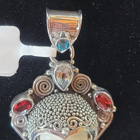 Bali hand carved bone & gem pendant - Picture 7 of 7